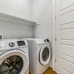 Spacious 5Br Urban Retreat W Balcony & Pool