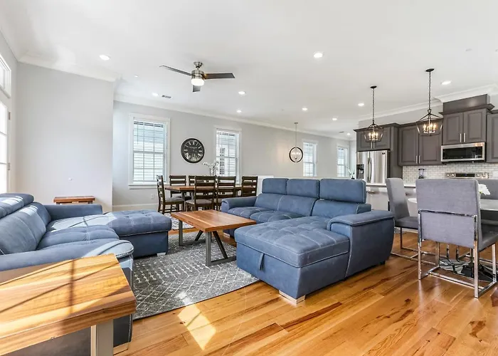Spacious 5Br Urban Retreat W Balcony & Pool