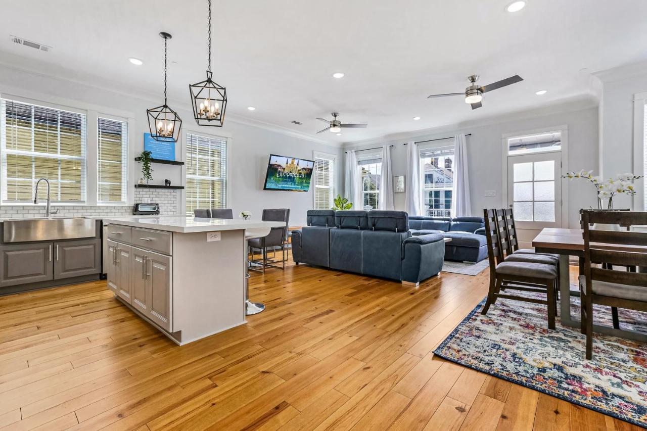Spacious 5br Urban Retreat W Balcony & Pool