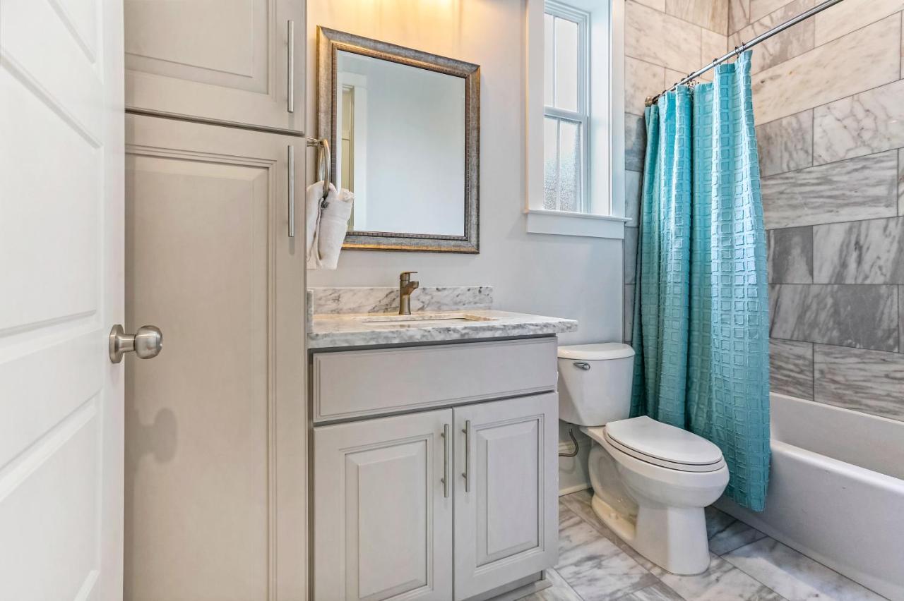 Spacious 5br Urban Retreat W Balcony & Pool Apartment *
