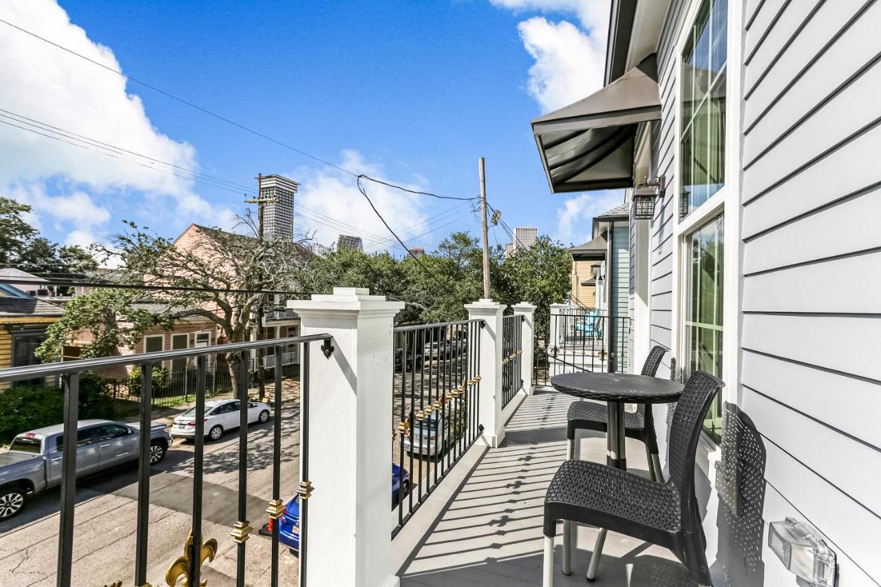 Spacious 5br Urban Retreat W Balcony & Pool *