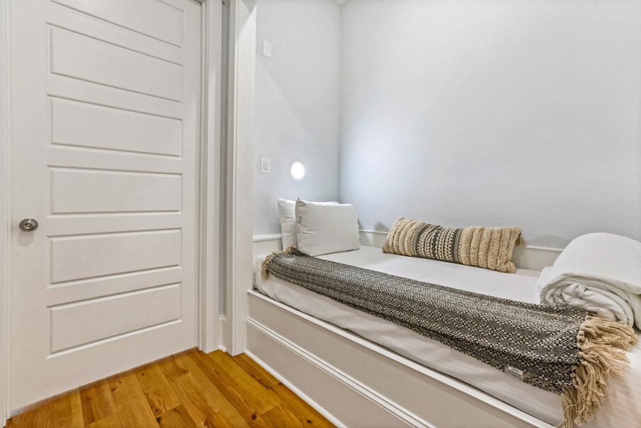 Spacious 5br Urban Retreat W Balcony & Pool Apartment New Orleans