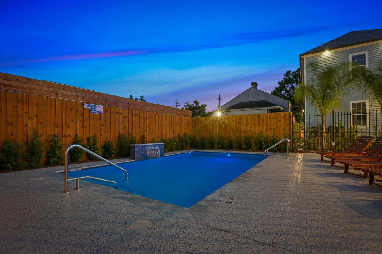 Spacious 5br Urban Retreat W Balcony & Pool