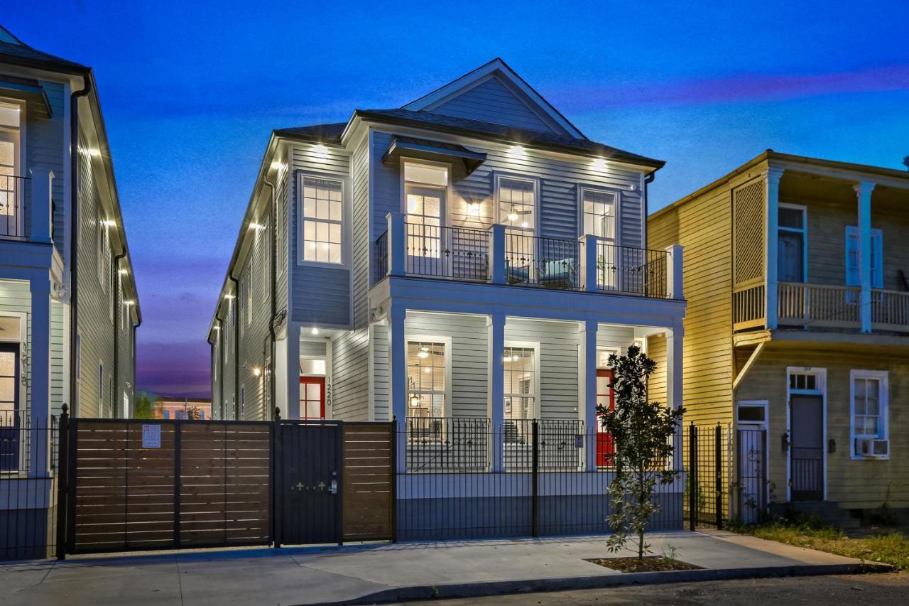 Spacious 5br Urban Retreat W Balcony & Pool Apartment
