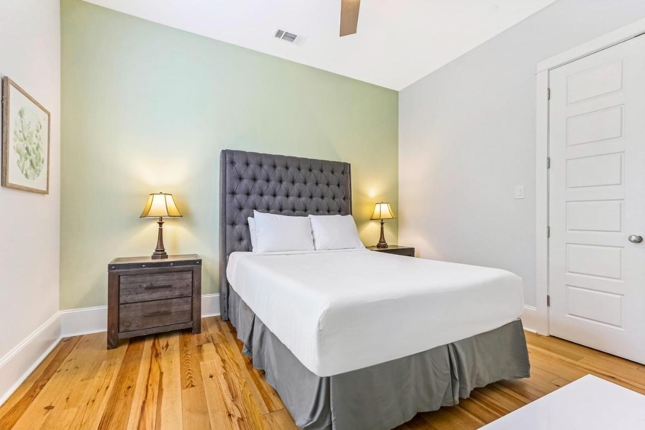 Spacious 5br Urban Retreat W Balcony & Pool Apartment *