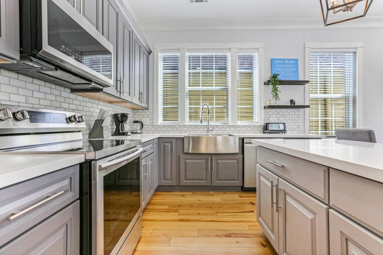 Spacious 5br Urban Retreat W Balcony & Pool Apartment *
