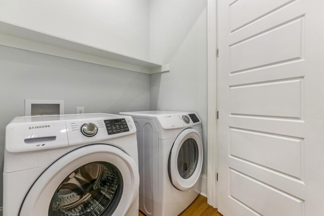 Spacious 5br Urban Retreat W Balcony & Pool *